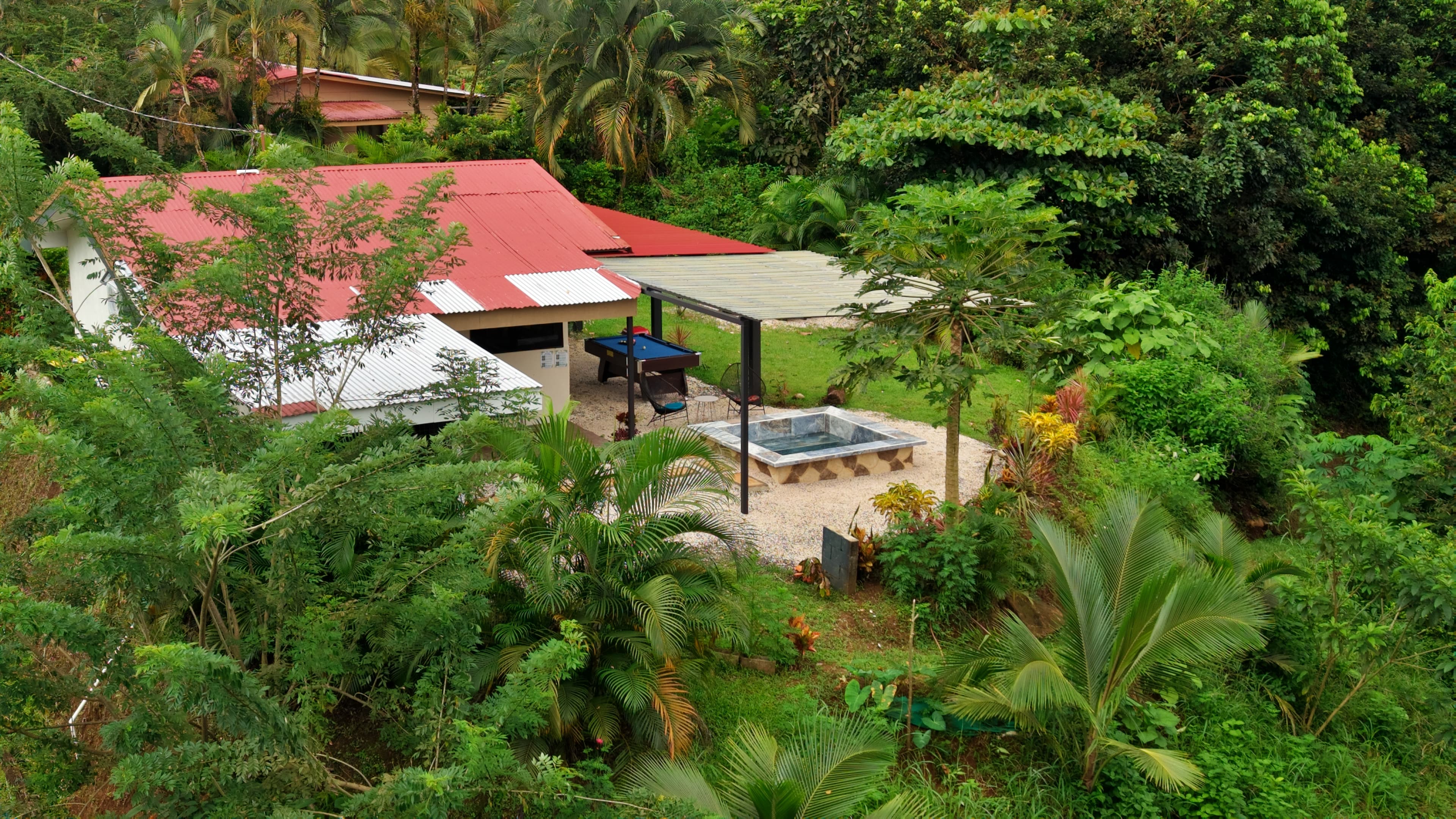 Bosque tropical alrededor de Villas Evergreen